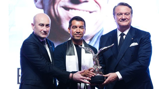 Van Bronckhorst imzayı attı